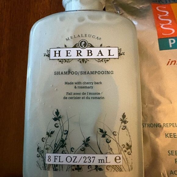 Avon Floral Tote Bag with Green Straps - Picture 3 of 6